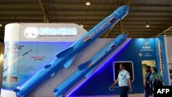 지난 2022년 10월 간디나가르에서 열린 국방 엑스포에 전시된 인도의 브라모스 초음속 순항 미사일.