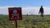 Український сапер розміновує Херсонщину, 4 квітня 2024. REUTERS/Ivan Antypenko