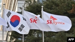 南韓芯片製造商SK海力士公司建築外，南韓國旗與該公司的旗幟在飄揚。 （法新社2024年1月25日）