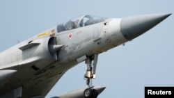 យន្តហោះចម្បាំតៃវ៉ាន់ Mirage 2000-5 ត្រៀមចុះចតនៅបន្ទាយអាកាស Hsinchu Air Base ក្នុងទីក្រុង Hsinchu កោះតៃវ៉ាន់ កាលពីថ្ងៃទី១១ មេសា ឆ្នាំ២០២៣។