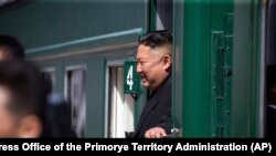 Kim Jong Un duke dalë nga treni në Vladivostok, Rusi (26 prill 2019)