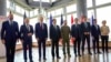 Presiden Ukraina Volodymyr Zelenskyy (tengah) berpose dengan para pemimpin G7 selama KTT Pemimpin G7 di Hiroshima pada 21 Mei 2023 (foto: ilustrasi). 
