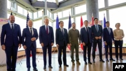 Presiden Ukraina Volodymyr Zelenskyy (tengah) berpose dengan para pemimpin G7 selama KTT Pemimpin G7 di Hiroshima pada 21 Mei 2023 (foto: ilustrasi). 