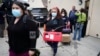 Funcionarios del servicio público de Operaciones de Emergencias del Condado Los Ángeles salen de la Iglesia católica croata de San Antonio, en Los Ángeles, tras evaluar a varios migrantes alojados en la ciudad el miércoles 14 de junio de 2023.