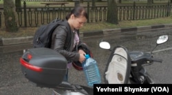 烏克蘭尼科波爾居民梅拉妮婭騎車在全城各處尋水，她試著不去想什麼核災難的憂心事。
