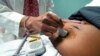 Un médecin utilise une sonde portative sur une femme enceinte pour mesurer le rythme cardiaque de son fœtus, à Jackson, Mississippi, le 17 décembre 2021.