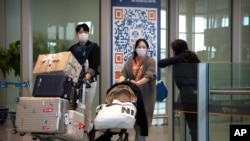 資料照片：2023年4月26日，乘坐國際航班抵達北京機場的旅客走出抵達區。 （美聯社照片）