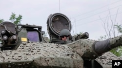 一名烏克蘭士兵在巴赫穆特的陣地裡在一輛瑞典CV90步戰車裡作戰。（2023年6月25日）