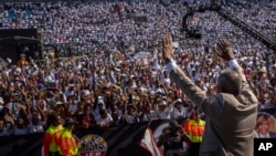 Kiongozi wa chama cha Inkatha Freedom party, Velenkosi Hlabisa, akisalimia umati wa wafuasi wake wakati wa kampeni ya chama huko Richards Bay, Mei 26, 2024. Picha ya AP