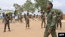 Renversant le président Bazoum, une junte militaire a pris le pouvoir au Niger.