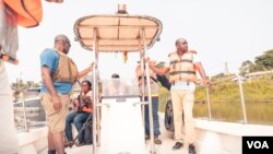 Une équipe de l'African Marine Mammal Conservation Organization sur les eaux camerounaises.