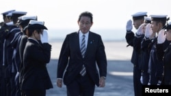 日本海上自衛隊官兵向首相岸田文雄敬禮。（2022年11月6日）