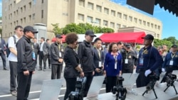 特勤人員向國安局長蔡明彥等人解說反狙擊能力。（美國之音特約記者李昕儒拍攝）