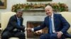 O presidente dos EUA, Joe Biden, aperta a mão do presidente angolano, João Lourenço, durante uma reunião no Salão Oval da Casa Branca em Washington, DC, a 30 de novembro de 2023.