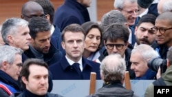 Rais wa Kamati ya Maandalizi ya Paris ya Olimpiki 2024 Tony Estanguet, Rais wa Ufaransa Macron, Waziri wa Michezo na Olimpiki Amelie Oudea-Castera wakihudhuria ufunguzi wa Kijiji cha Olimpiki huko Saint-Denis, Feb. 29, 2024. 