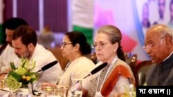 কর্ণাটকে বিরোধী মহাজোটের বৈঠকে কংগ্রেস সভাপতির পরেই বক্তা মমতা, কেজরিওয়াল
