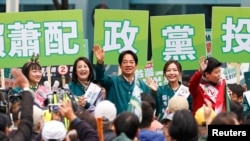 台灣副總統、執政黨民進黨總統候選人賴清德在台北舉行的競選活動中向支持者揮手致意。（2024年1月3日）