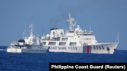 菲律賓海岸警衛隊發布照片顯示，2023年6月30日一艘中國海警船被指在有爭議的南中國海海域騷擾為菲律賓海軍運送後勤物資的船隻