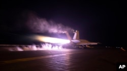 2024年1月22日，一架美國海軍飛機從艾森豪威爾號航空母艦上起飛執行紅海的飛行任務。（美聯社照片）
