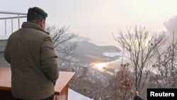 朝中社發佈的照片顯示北韓領導人金正恩在東倉裡衛星發射場指導火箭發動機試驗。(2022年12月15日)