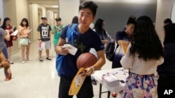 資料照片：國際學生在德州理查森市德州大學達拉斯分校參加新生迎新活動。（2015年8月22日）