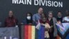 ARCHIVES - Des activistes LGBTQI entourent le couple homosexuel de Johan Potgieter (au centre) et Daniel Digashu devant la Haute Cour de Windhoek, en Namibie, le 20 janvier 2022.