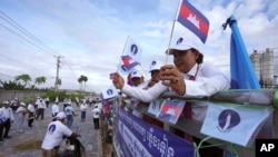 រូបឯកសារ៖ សកម្មជននិងក្រុមអ្នកគាំទ្រគណបក្សភ្លើងទៀនចូលរួមពិធីហែក្បួនក្នុងអំឡុងយុទ្ធការឃោសនា​បោះឆ្នោត​ក្រុមប្រឹក្សាឃុំសង្កាត់ នៅរាជធានីភ្នំពេញ កាលពីថ្ងៃទី ២១ ខែឧសភា ឆ្នាំ ២០២២។