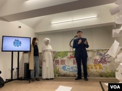 11月24日周鋒鎖在倫敦開幕式演講 (美國之音/李伯安)