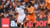 Franck Kessie (à droite) avec Alex Iwobi lors du match de football entre la Côte d'Ivoire et le Nigeria au stade olympique Alassane Ouattara à Ebimpe, Abidjan, le 18 janvier 2024.
