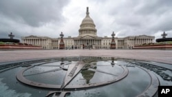 Експерти наголошують – США мають продовжити підтримувати Україну не тільки з моральних причин, а й причин власної безпеки. Фото: Будівля Капітолію, AP, фото зроблено 24 вересня