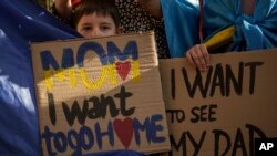 Акция протеста против депортации украинских детей российскими властями. Бухарест, Румыния. 14 октября 2023 г. (архивное фото)