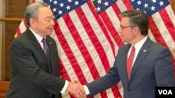 美國眾議院議長麥克·約翰遜(右）與駐美國台北經濟文化代表處代表俞大㵢在美國國會議長辦公室會面。(2024年1月9日，美國之音鍬辰芳拍攝）