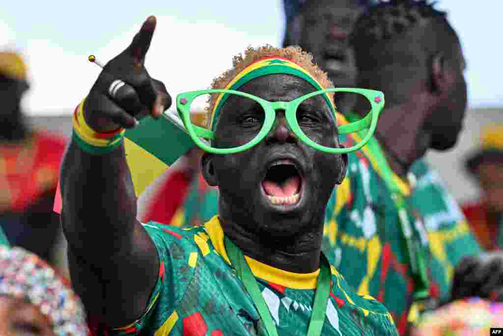 Un supporter sénégalais gesticule avant le match de football du groupe C de la Coupe d'Afrique des Nations (CAN) 2024 entre la Guinée et le Sénégal au Stade Charles Konan Banny à Yamoussoukro le 23 janvier 2024.
