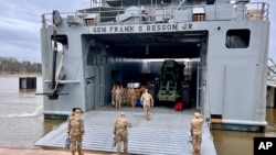 美國陸軍「貝松將軍號」支援船準備從佛吉尼亞州的軍港啟航。（2024年3月9日）