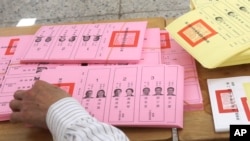 台北一名投票站工作人員在整理台灣大選選票。（2024年1月13日）