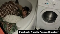 Шестирічного Марка під час ракетного обстрілу Харкова 2 січня врятувало перебування у ванній. Фізично він не постраждав, але отримав шок, коли побачив кров і поранену маму