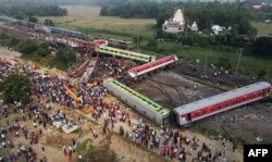 Tangkapan layar video AFPTV menunjukkan pemandangan dari udara tabrakan tiga kereta di dekat Balasore, negara bagian Odisha, India, Sabtu, 3 Juni 2023. (Foto: Jayanta Shaw/AFPTV/AFP)