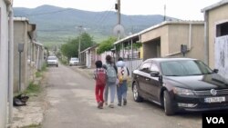 Діти повертаються зі школі в поселенні Церовані. (Lisa Bryant/VOA)