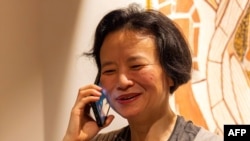 澳洲籍華裔記者成蕾（右）被中國當局拘留3年多後獲釋，2023年10月11日返回墨爾本。（由澳洲外交部提供）