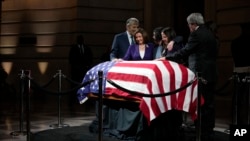 Ish-Kryetarja e Dhomës së Përfaqësuesve, Nancy Pelosi, vendos duart mbi arkivolin e së ndjerës (4 tetor 2023)