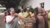 ভারতের হরিয়ানার মহিলা কৃষকদের অনুরোধ রাখলেন রাহুল গান্ধী: সনিয়ার বাড়িতে একসঙ্গে নাচগান, খাওয়া-দাওয়া করলেন তাঁরা। 