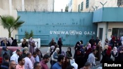 تجمع اعتراضی گروهی از کارکنان فلسطینی آنروا در مقابل دفتر این نهاد در شهر غزه - آرشیو
