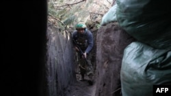 2023年6月17日，在離盧甘斯克的克雷明納不遠的前線，一名烏克蘭士兵堅守著自己的陣地。