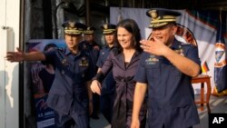 正在馬尼拉訪問的德國外交部長安娜萊娜·貝爾博克(中)與菲律賓海岸警衛隊發言人阿曼多·巴利洛少將(左)和菲律賓海岸警衛隊司令羅尼·吉爾·加萬上將(右)登上菲律賓海上巡邏艦「加布里埃拉·思朗號」。(2024年1月11日)