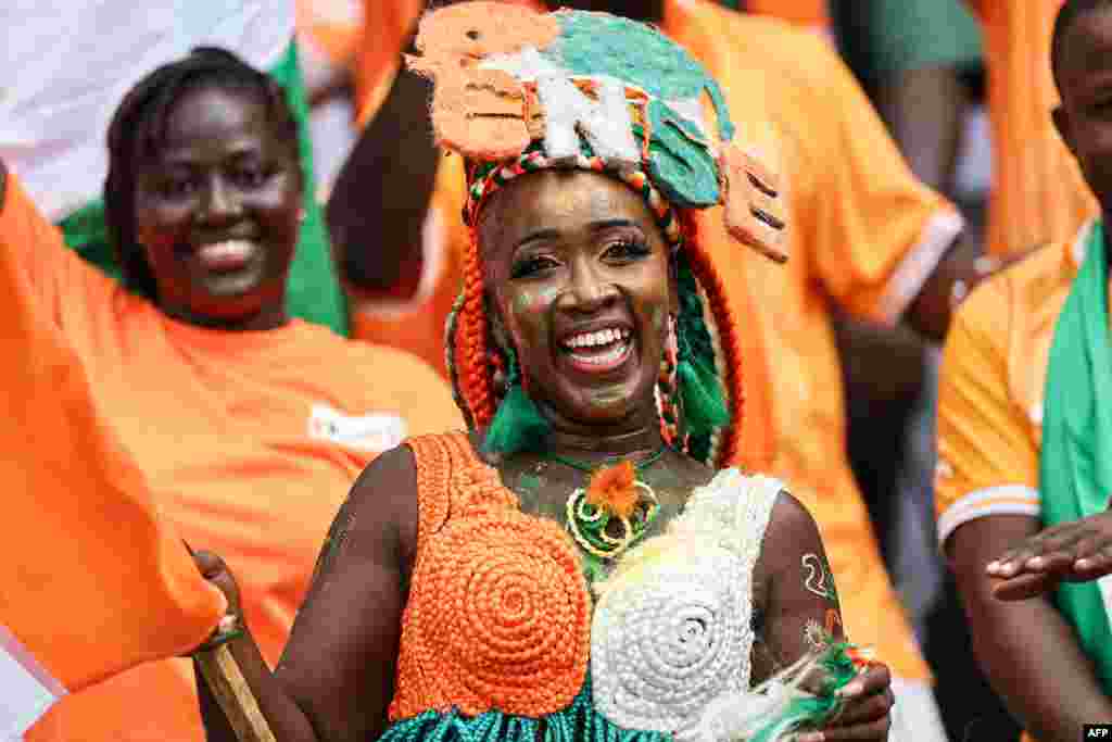 Une supportrice ivoirienne réagit avant le match de football du groupe A de la Coupe d'Afrique des Nations (CAN) 2024 entre la Côte d'Ivoire et le Nigeria au stade olympique Alassane Ouattara à Ebimpe, Abidjan, le 18 janvier 2024.