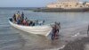 Cette photo diffusée par la Croix-Rouge espagnole (Cruz Roja) le 13 juillet 2023 montre un bateau arrivant à la plage de Las Galletas dans la municipalité d'Arona, sur l'île de Tenerife aux Canaries. (Photo by Handout / SPANISH RED CROSS / AFP)
