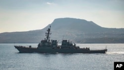 USS Carney gjatë një ndalese në Gjirin Souda, Greqi