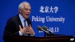 資料照片：2023年10月13日，歐盟外交安全政策主管博雷利在北京大學發表演說。 （美聯社照片）