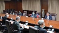 台灣衛生部長陳時中（上排右1)2020年4月27日在台灣外交部與美國衛生部長阿扎爾舉行電話會議，下排左1為酈英傑(台灣外交部推特)