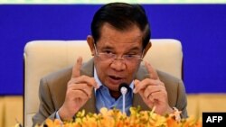 រូប​ឯកសារ៖ លោក​នាយករដ្ឋមន្ត្រី​ ហ៊ុន សែន ថ្លែង​នៅ​ក្នុង​សន្និសីទ​សារព័ត៌មាន​មួយ​នៅ​វិមាន​សន្តិភាព​​ក្នុង​រាជធានី​ភ្នំពេញ កាល​ពី​ថ្ងៃ​ទី​១៧ ខែ​កញ្ញា ឆ្នាំ​២០២១។